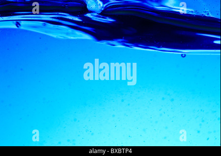 Blaue nass h20 flüssige Wasserblasen kopieren Raum. Natur. Natürlich. Öko. Überleben. Stockfoto