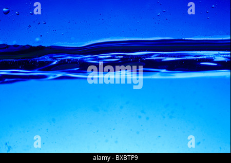 Blaue nass h20 flüssige Wasserblasen kopieren Raum. Natur. Natürlich. Öko. Überleben. Stockfoto