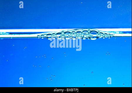 Blaue nass h20 flüssige Wasserblasen kopieren Raum. Natur. Natürlich. Öko. Überleben. Stockfoto