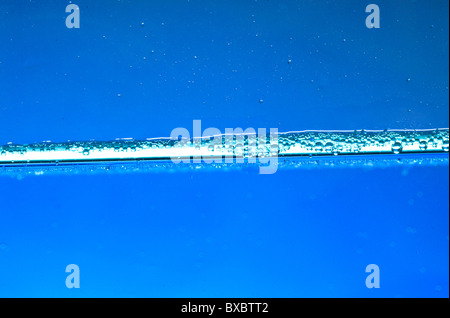 Blaue nass h20 flüssige Wasserblasen kopieren Raum. Natur. Natürlich. Öko. Überleben. Stockfoto