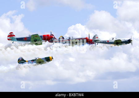 Yakovlev Yak-50TW Flugzeuge des Aerostars Teams machen eine Bildung Überflug in Duxford Flying Legends Airshow Stockfoto