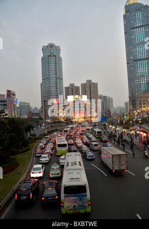 Verkehr auf Zhaojiabang Straße in der Nacht, Shanghai, China Stockfoto