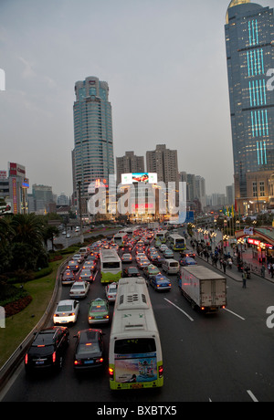 Verkehr auf Zhaojiabang Straße in der Nacht, Shanghai, China Stockfoto