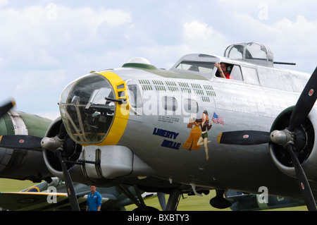 Boeing B - 17G Flying Fortress "Liberty Belle" Rollen auf Außenbordmotoren nach der Anzeige bei Duxford Flying Legends Airshow Stockfoto