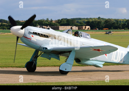 Yak-3UA russische Kampfflugzeuge nach Anzeige bei Duxford Flying Legends Airshow in Rollen Stockfoto