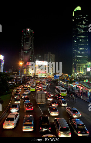 Verkehr auf Zhaojiabang Straße in der Nacht, Shanghai, China Stockfoto