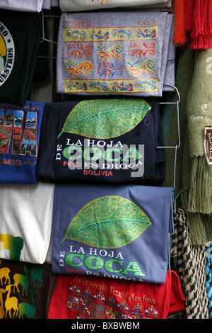 "Das Kokablatt ist keine Droge" T-shirts zum Verkauf außerhalb Shop im touristischen Markt, La Paz, Bolivien Stockfoto