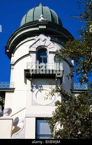 Altbau in der Savanne Stockfoto