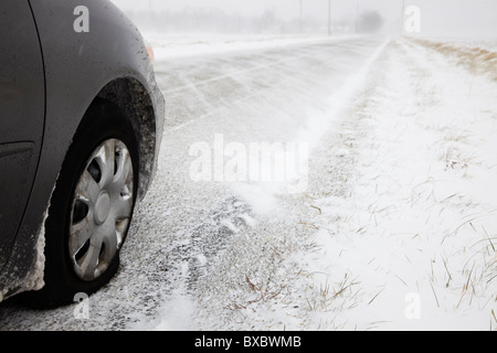 Kein Glück heute - flache Gummireifen während Schneesturm. Stockfoto