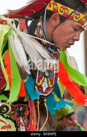 Junger Mann im Rasen Tanz Ornat, Pow-Wow, Blackfoot Crossing, Alberta, Kanada Stockfoto