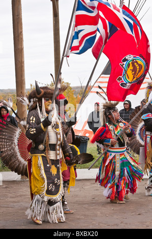 Großen Auftritt mit Fahnen, erwachsenen männlichen einheimischen Krieger (First Nations), pow-Wow, Blackfoot Crossing Historical Park, Alberta, Kanada Stockfoto