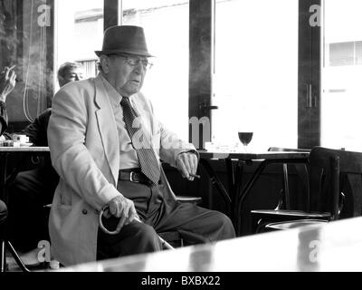 Senior Gent in der Bar entlang des Camino de Santiago, Spanien. Stockfoto