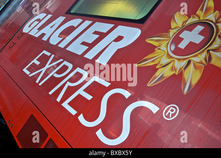 Feuchtigkeit gestreift Logo auf Waggon-Seite für die Matterhorn Gotthard Bahn Glacier Express Eisenbahn Zug nach St. Moritz Davos Zermatt Stockfoto