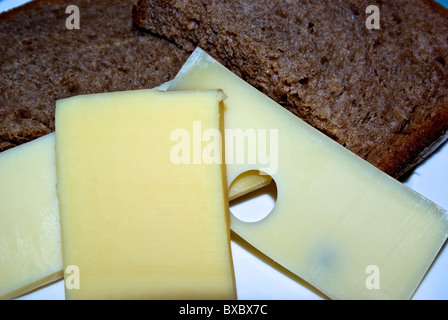 Käseplatte mit drei Schweizer Hartkäse in Scheiben Schwarzbrot Stockfoto