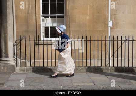 Person im regency Kostüm, die Teilnahme an der jährlichen Jane Austen Festival Promenade: Bath, Somerset, Großbritannien: September 2010 Stockfoto