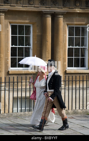 Menschen in regency Tracht, die Teilnahme an der jährlichen Jane Austen Festival Promenade: Bath, Somerset, Großbritannien: September 2010 Stockfoto