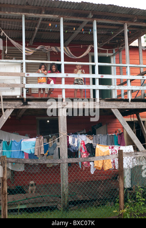 Drei kleine Kinder, Blick auf die Veranda in Belize, Mittelamerika Stockfoto