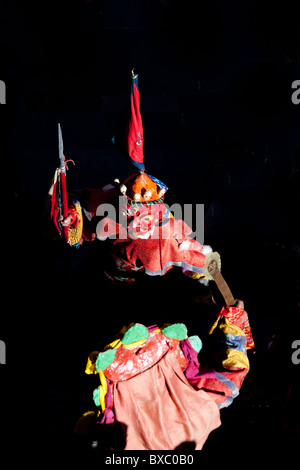 Buddhistische Maske Tänzerinnen während des Thikse Gustor Festivals in Ladakh. Stockfoto