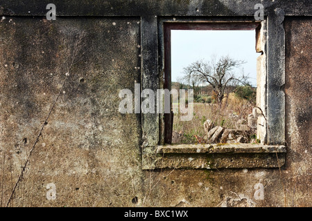 Fenster in Ruinen, mit Blick auf die Landschaft Stockfoto