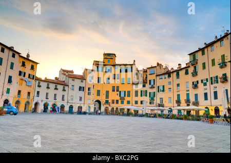 Piazza Anfiteatro Lucca Italien Stockfoto