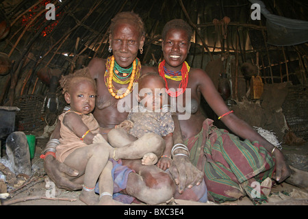 Drei Generationen von einer Dassanech Familie, Omorate, Omo-Tal, Äthiopien Stockfoto