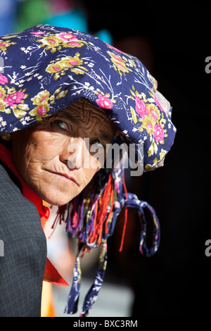 Eine Ladakhi Frau trägt traditionelle Kopfbedeckung Stockfoto