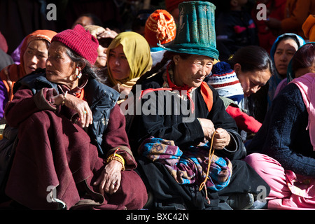 Ladakhi Frauen in der Menge tragen bunte Mützen und Kopfbedeckung Stockfoto