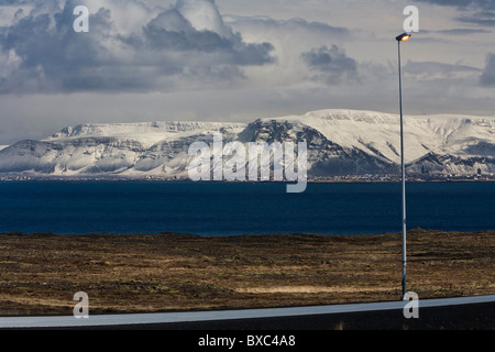 Mt. Esja und Reykjavik. Von der südlichen Halbinsel (Reykjanes), Island gesehen. Stockfoto