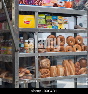 Begals in das Schaufenster eines Ladens in Manhattan, New York City, Vereinigte Staaten von Amerika Stockfoto