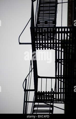 Äußere Feuerleiter an einem Gebäude in Manhattan, New York City, Vereinigte Staaten von Amerika Stockfoto