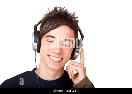 Männliche Teenager Musik zu hören und lächelt glücklich. Isoliert auf weißem Hintergrund. Stockfoto