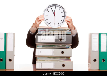 Business-Frau im Büro mit Ordner-Stacks ist unter Zeitdruck. Isoliert auf weißem Hintergrund. Stockfoto