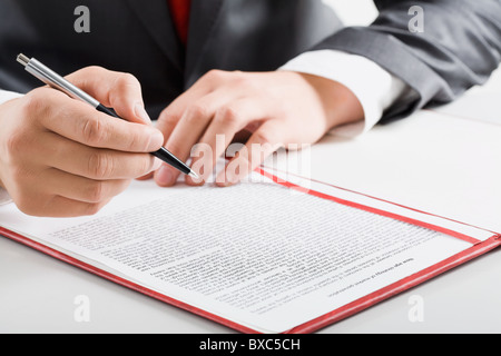 Kreative Bild: männliche Hände, Stift und Dokument
