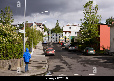 Person zu Fuß entlang Hellisgata Straße. Hafnarfjordur, größere Fläche, Island Stockfoto