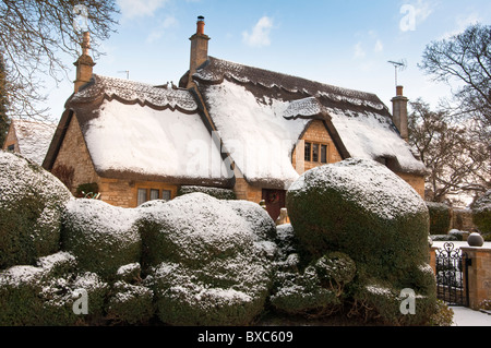 Ein Cotswolds Häuschen mit Schnee bedeckt. Chipping Campden. Gloucestershire. England. Stockfoto