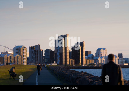 Menschen zu Fuß und die Mitternachtssonne genießen. Reykjavik Island Stockfoto