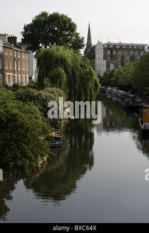 Gesehen von der Straßenbrücke auf Regents Park Road in Primrose Hill einen Blick auf die Regents Canal auf der Suche in einem südlichen Aspekt. Stockfoto