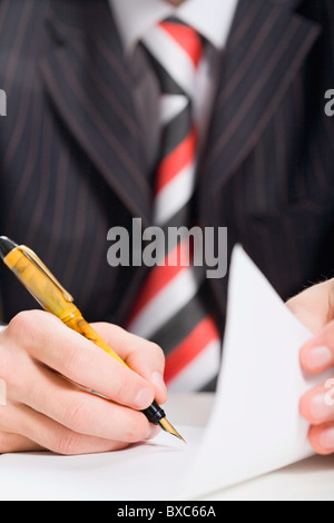 Nahaufnahme von Menschenhand Signieren eines Dokuments Stockfoto