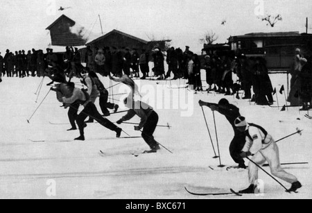 Sport, Wintersport, Skifahren, Olympische Spiele, Garmisch-Partenkirchen 6.-.16.2.1936, Langlauf, Start 4x10 km-Staffel, 1936, 1930er, 30er, 30er, 20. Jahrhundert, historisch, historisch, 4. Winterspiele, Ski, Ski, Deutschland, Bayern, Deutsches Reich, Drittes Reich, Schnee, Langlaufläufer, Croses-Country-Läufer, Langlaufski, Langlaufloipe, keine Mitnahme, Mitnahme-Rechte möglich Stockfoto