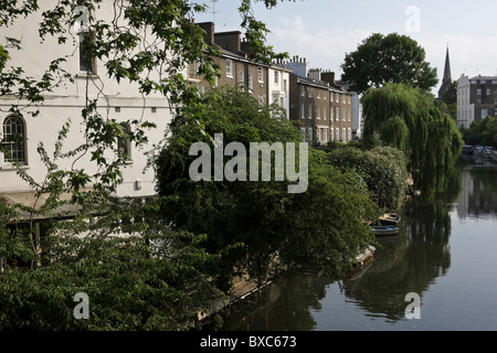 Reihenhaus Eigenschaften wieder auf die Regents Canal, gesehen von der Straßenbrücke in Regents Park Road, Primrose Hill. Stockfoto