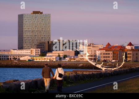 Menschen zu Fuß und die Mitternachtssonne genießen. Solfar Skulptur, Reykjavik Island Stockfoto