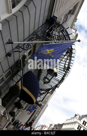 Der Haupteingang der luxuriöse Ritz Hotel in Arlington Street, London. Hier, auf einem niedrigen Niveau und extreme gewinkelt Aspekt gesehen. Stockfoto