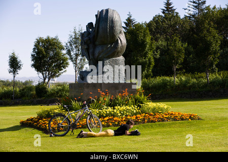 Menschen in einem öffentlichen Park Tjörnin See entspannen. Reykjavik Island Stockfoto