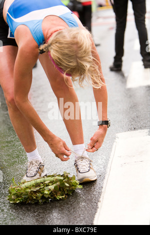 Martha Ernstdottir, Sieger, halb-Marathon, 2009 Reykjavik Marathon, Island. Sie ist die Schnürsenkel auf ihre Schuhe binden. Stockfoto