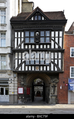 Das Tudor Tor zur Norm Heiligen Bartholomäus die große Kirche, die in der Londoner City. Stockfoto