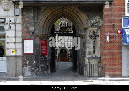 Das Tudor Tor zur Norm Heiligen Bartholomäus die große Kirche, die in der Londoner City. Stockfoto