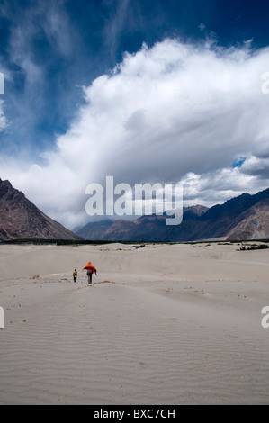 Zwei Touristen zu Fuß in das Nubra-Tal. Ladakh, Nord-Indien. Stockfoto