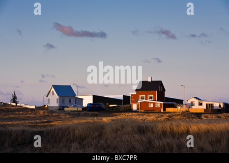 Häuser in Hafnir, einem kleinen Dorf auf der südlichen Halbinsel (Reykjanes), Island. Stockfoto