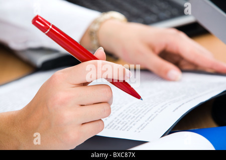 Nahaufnahme von weiblicher Hand hält den Rotstift Stockfoto