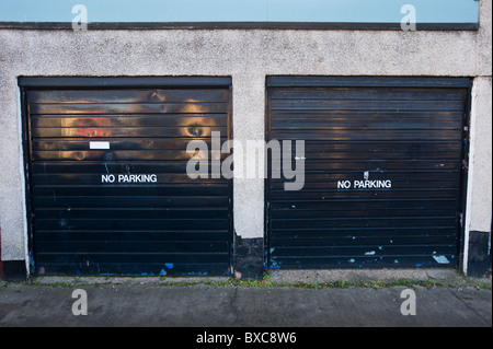 Paar von Garagentoren mit NO PARKING Schild Stockfoto